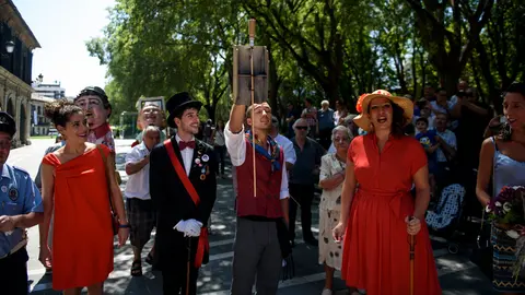Chupinazo de San Lorenzo frente a la iglesia. MIGUEL OSÉS