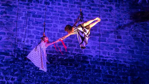 Espectáculo 'Tombolo' de danza vertical de la compañía italiana 'Compagnia dei Folli' en el Baluarte de Guadalupe (08). IÑIGO ALZUGARAY