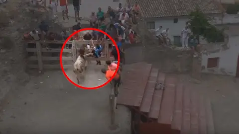 Un momento de tensión y peligro en el encierro del estrecho de Arguedas de este pasado domingo ISIDRO ESPADA