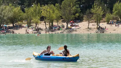 Domingo de verano en el embalse de Alloz (08). IÑIGO ALZUGARAY