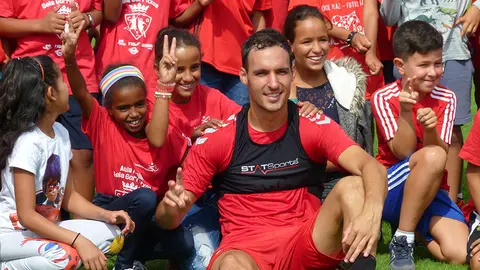 Unai García con jóvenes aficionados en Tajonar.