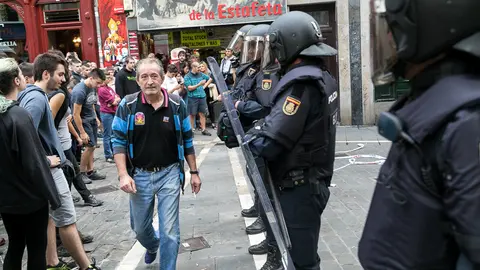 Agentes de la Policía Nacional controlan los accesos a la Plaza de Navarrería tras el desalojo del Palacio del Marqués de Rozalejo conocido como el gaztetxe 'Maravillas' (08). IÑIGO ALZUGARAY