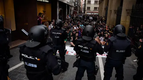 Sentada en la calle San Miguel en protesta por el desalojo de los 'okupas' del edificio de Rozalejo. PABLO LASAOSA