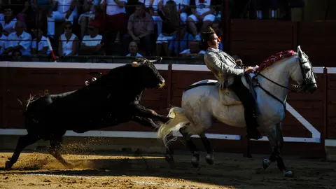 Última corrida de la feria de Tafalla con los diestros navarros Javier Antón, Javier Marín y el rejoneador Armendariz. MIGUEL OSÉS_2
