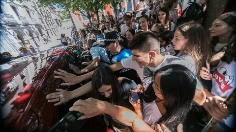 La locura se has desatado entre los fans de Amaia Romero a su salida del Ayuntamiento tras participar en el comienzo del Festival Flamenco On Fire (08). IÑIGO ALZUGARAY