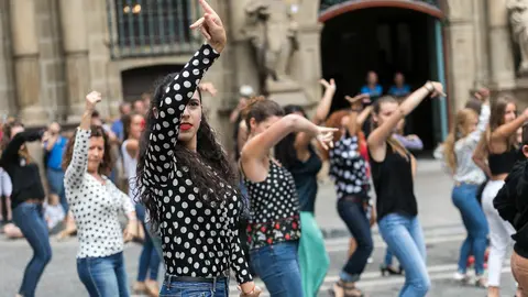 La compañía de jóvenes flamencas de la bailaora navarra Sandra Gallardo realiza un Flash Mob dentro del Festival Flamenco on Fire 2018 (07). IÑIGO ALZUGARAY