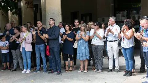 Concentración en Huarte para rechazar la muerte de su vecina Natalia Balyuk, de 38 años, en lo que parece ser un nuevo caso de violencia machista (16). IÑIGO ALZUGARAY