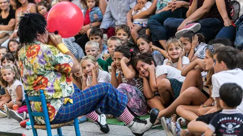 Puesta en escena del espectáculo de clown 'Los Kollins' dentro del programa de teatro familiar gratuito en la fachada del Teatro Gayarre (13). IÑIGO ALZUGARAY