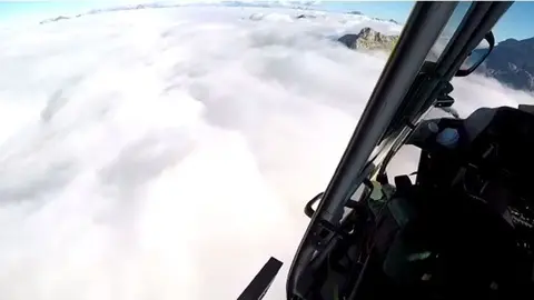 Traslado en helicóptero del GREIM de la Guardia Civil para el rescate de la mujer