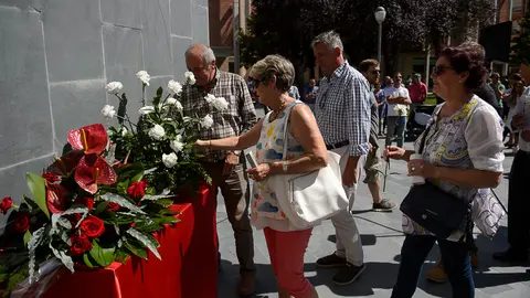 El Ayuntamiento de Zizur Mayor coloca en la fachada de la Casa Consistorial una placa de reconocimiento de los vecinos de esa localidad asesinados por ETA, Carlos Sanz (1979), Diego Torrente (1984) y