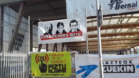 Carteles colocados por la asociación proetarra Ernai durante las fiestas del barrio de Mendillorri en Pamplona.  (6)