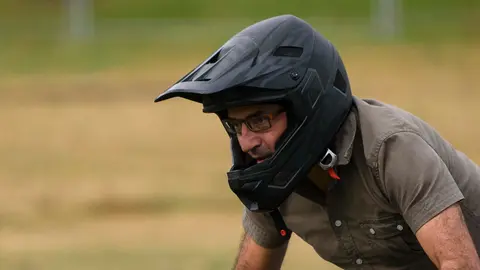 El concejal de Bildu Joxe Abaurrea, monta en bicileta en la pista de Pump Track de Trinitarios. MIGUEL OSÉS