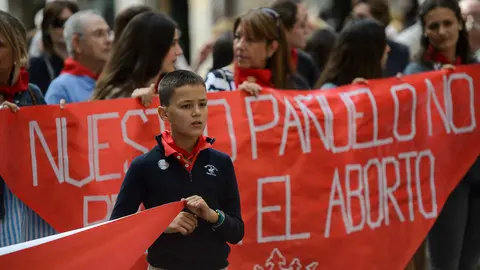 Concentración convocada en Pamplona bajo el lema Nuestro pañuelo no premia el aborto. PABLO LASAOSA (14)
