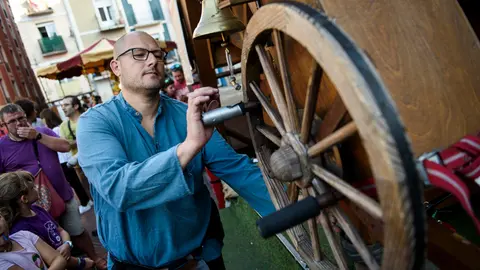 El alcalde de Pamplona, Joseba Asiron, y la concejala delegada de Economía Local Sostenible, Patricia Perales, visitan el Mercado de los Tres Burgos, organizado dentro de los actos del Privile (15)