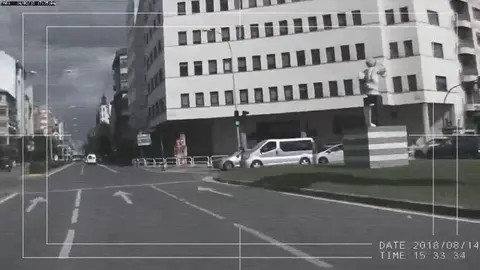 Imagen de la cámara de seguridad instalada en un coche patrulla de la Policía Municipal de Pamplona para grabar la atención de emergencia a una llamada de socorro POLICÍA MUNICIPAL