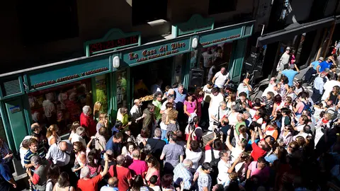 Carmelo, de la Casa del Libro, inaugura el nuevo reloj de la cuenta atrás de San Fermín. PABLO LASAOSA 10