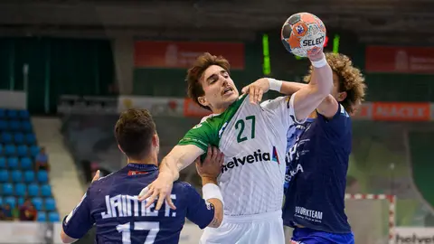 El Helvetia Anaitasuna y el Abanca Ademar León se enfrentan en partido de la segunda jornada de la Liga Asobal. PABLO LASAOSA 06