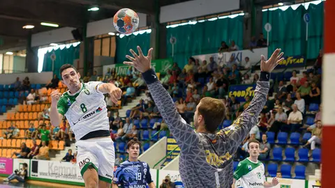 El Helvetia Anaitasuna y el Abanca Ademar León se enfrentan en partido de la segunda jornada de la Liga Asobal. PABLO LASAOSA 07