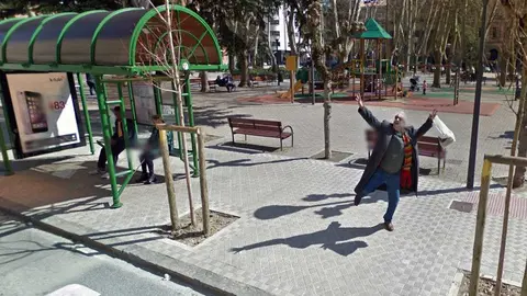 Un hombre saluda a la cámara de Google Maps en Pamplona en la plaza de la Cruz en marzo de 2015.