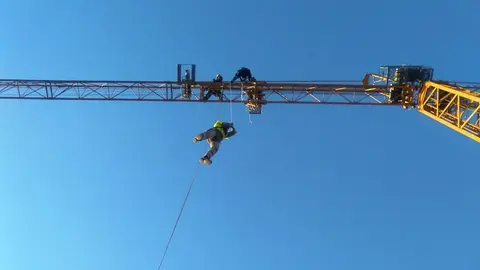 Los bomberos colaboran en el rescate de un trabajador que pendía de una grúa en la zona de Plan Sur de Pamplona