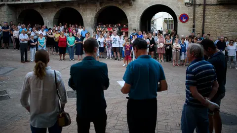 El pueblo de Cáseda se concentra en apoyo a los familiares de los tres fallecidos. PABLO LASAOSA 06