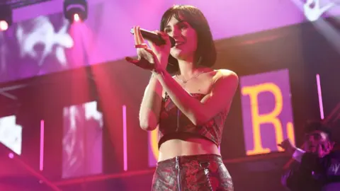 La pamplonesa Natalia Lacunza durante su actuación con el tema Crazy en la gala 0 de Operación Triunfo RTVE 1