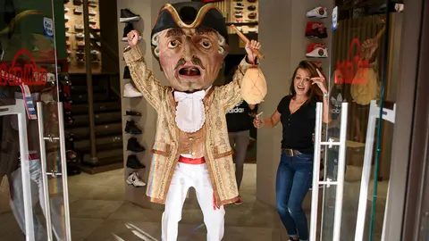 La Comparsa de gigantes y cabezudos de Pamplona sale a la calle durante las fiestas de San Fermín Chiquito. PABLO LASAOSA 15