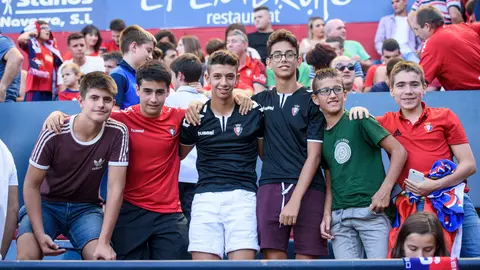La afición de Osasuna anima desde la grada en El Sadar contra el Sporting de Gijón. MIGUEL OSÉS (5)
