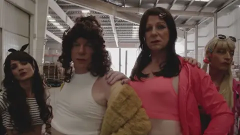 Los Morancos parodian a Rosalía y Malamente en su nuevo vídeo de YouTube Foto YOUTUBE