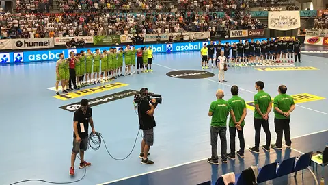 Minuto de silencio en el Granollers - Helvetia. Twitter Asobal