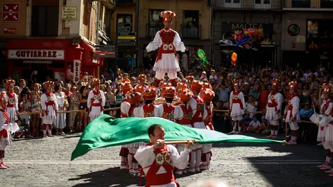 Ezpata-danza en la plaza del ayuntamiento. MIGUEL OSÉS_5