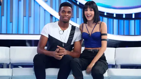 La concursante navarra Natalia Lacunza junto a su compañero de esta semana, Famous. RTVE