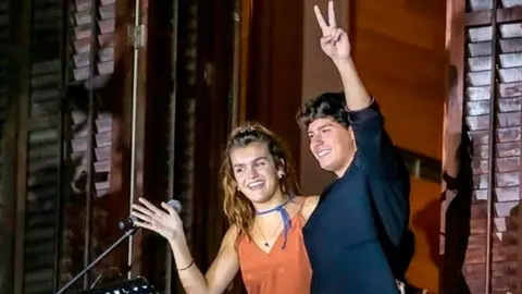 Amaia Romero y Alfred García en el balcón del Ayuntamiento de El Prat. TWITTER