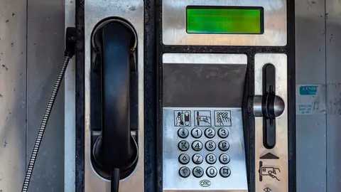 Un teléfono público en una calle. ARCHIVO