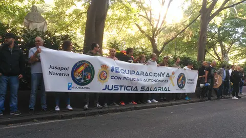 Policías Nacionales de JUSAPOL protestan ante la sede del PSN por las agresiones sufridas por varios agentes en una concentración en Barcelona. NAVARRA.COM