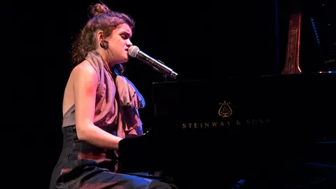 Concierto de Amaia Romero, acompañada por The Free Fall Band, en el Teatro Gayarre de Pamplona (07). IÑIGO ALZUGARAY