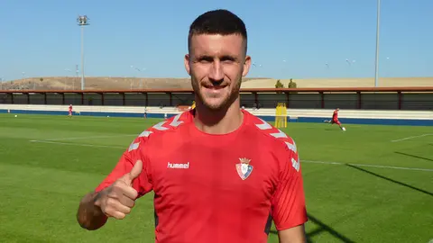 Oier Sanjurjo hace el gesto de la victoria en Tajonar