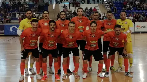Equipo del Ribera Navarra en la pista del Peñíscola. Twitter R. Navarra.