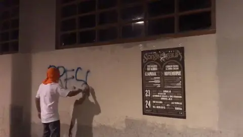 Momento en el que el encapuchado realiza una pintada a favor de ETA en Villava
