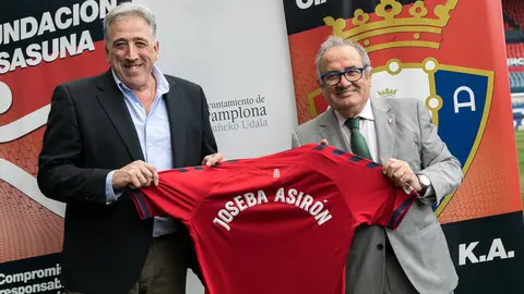 El alcalde de Pamplona, Joseba Asiron, y el presidente de Osasuna, Luis Sabalza, firman un convenio para el desarrollo colaborativo del Plan Social de Osasuna (38). IÑIGO ALZUGARAY