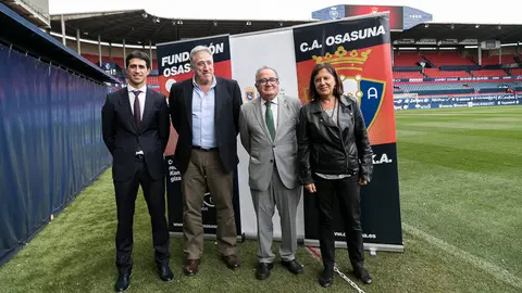 El alcalde de Pamplona, Joseba Asiron, y el presidente de Osasuna, Luis Sabalza, firman un convenio para el desarrollo colaborativo del Plan Social de Osasuna (40). IÑIGO ALZUGARAY