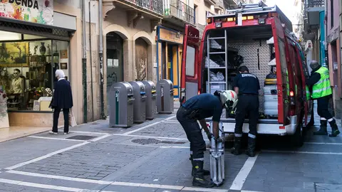 La Policía científica con la ayuda de Bomberos de Navarra han accedido a una vivienda de la calle Mayor de Pamplona para determinar las causas del incendio (12). IÑIGO ALZUGARAY