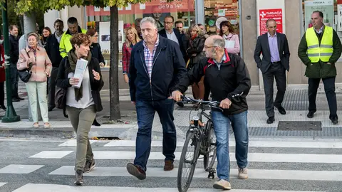 La comisión y la Gerencia de Urbanismo, con el alcalde Joseba Asiron a la cabeza, visitan las obras de corredor sostenible de Pío XII (10). IÑIGO ALZUGARAY
