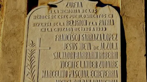 Placa en el exterior de la iglesia de Zufía en recuerdo a los soldados del pueblo caídos en la guerra civil. Cedida.