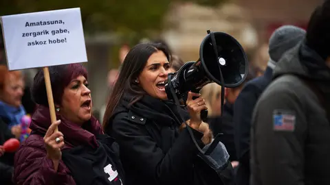 Manifestación convocada por un grupo de madres navarras para reclamar la devolución del IRPF correspondiente a los permisos de maternidad disfrutados desde 2014, que el Tribunal Supremo consi (3)