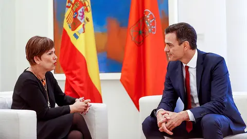 GRAF8896 MADRID, 31/10/2018.-El presidente del Gobierno, Pedro Sánchez,d., y la presidenta de Navarra, Uxue Barkos,durante la reunión que mantuvieron hoy en el Palacio de La Moncloa. EFE/Emilio Naranjo