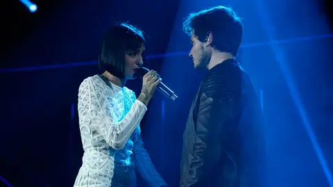 La pamplonesa Natalia y el catalán Miki interpretan Shallow en el plató de Operación Triunfo. RTVE JOSÉ IRÚN