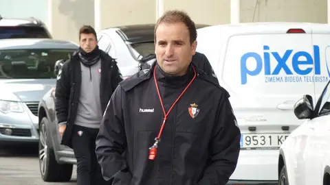 Jagoba Arrasate y Alkiza junto a El Sadar