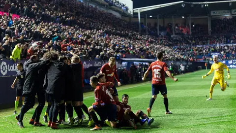 Partido entre Osasuna y Málaga disputado en el estadio de El Sadar (27). IÑIGO ALZUGARAY