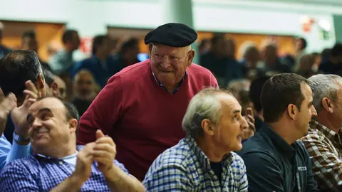 l guipuzcoano Jokin Altuna y el navarro Oinatz Bengoetxea se miden en semifinales del Campeonato del Cuatro y Medio. MIGUEL OSÉS 13